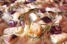 Focaccia féta, oignons rouges et romarin