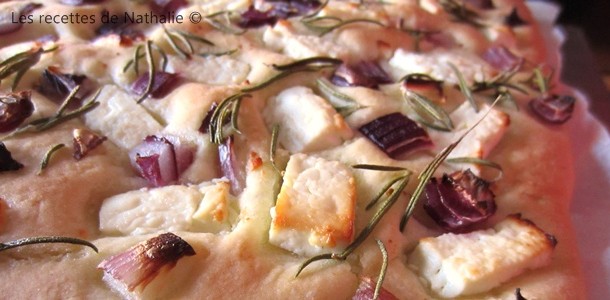 Focaccia féta, oignons rouges et romarin