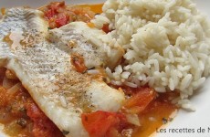 Filet de dorade, sauce tomates et oignons