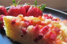 Gâteau à la rhubarbe et aux fraises