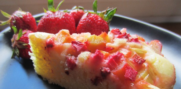 Gâteau à la rhubarbe et aux fraises